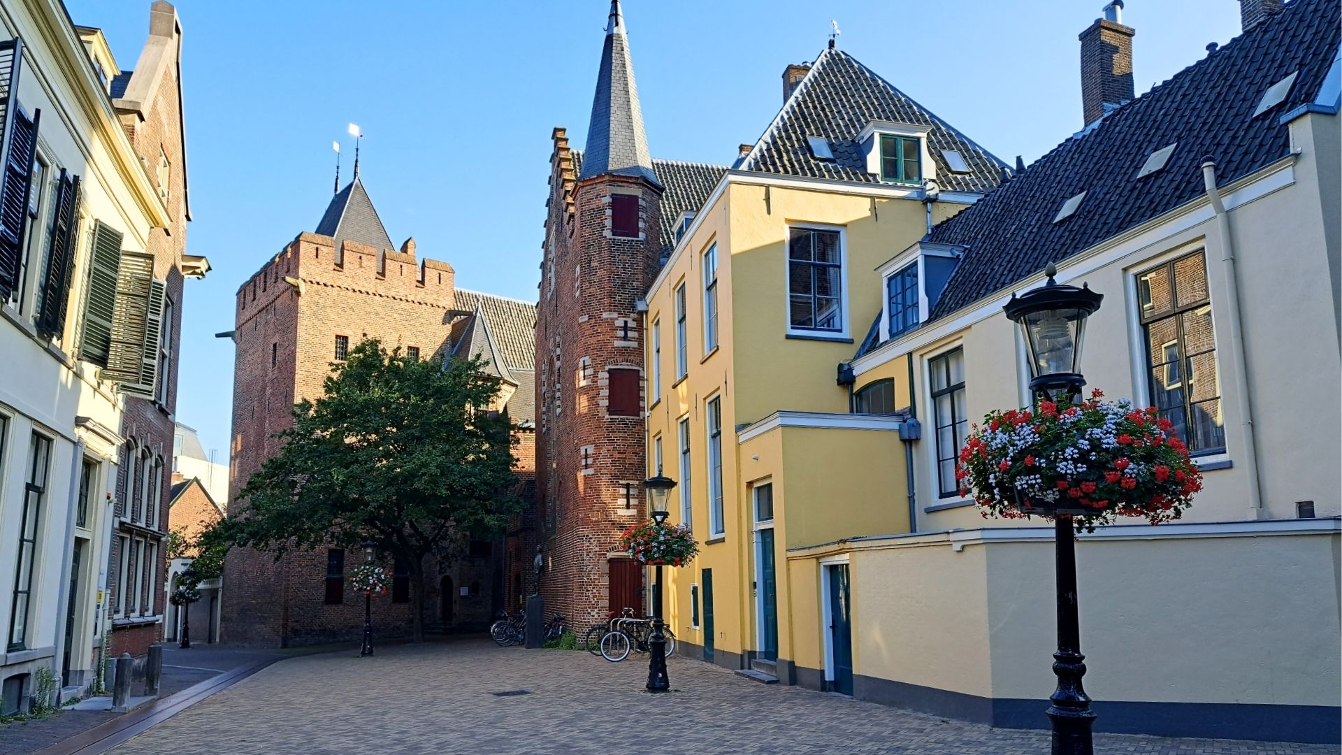 Achter de Dom - schilderachtig straatje in Utrecht